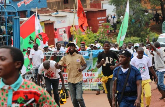 Burundi : Tous les partis politiques de NGOZI cueillent des maïs ensemble