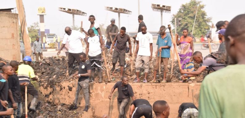 BURUNDI : TDC – Rendre propre une parcelle de MUKAZA / BUJUMBURA MAIRIE