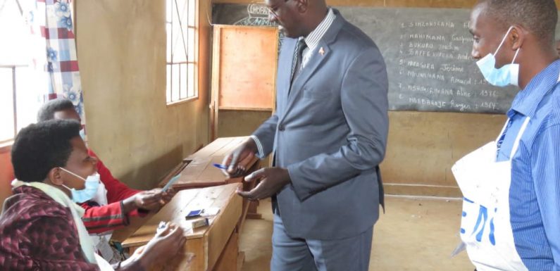 BURUNDI : GASHATSI vote chez lui en colline TEKA, MBUYE / MURAMVYA