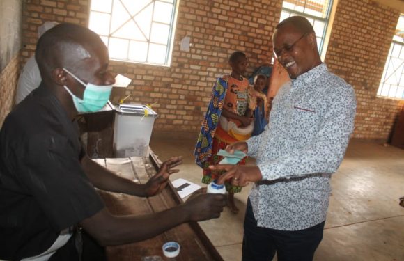 BURUNDI : L’Ombudsman vote chez lui en colline BUSINDE, GAHOMBO / KAYANZA