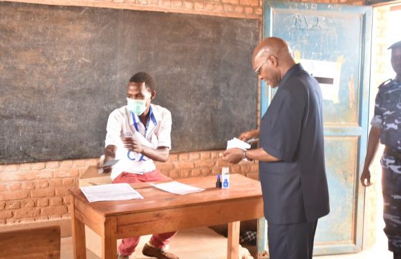 BURUNDI :  NDABIRABE vote chez lui en colline RUVUMU, MATONGO / KAYANZA