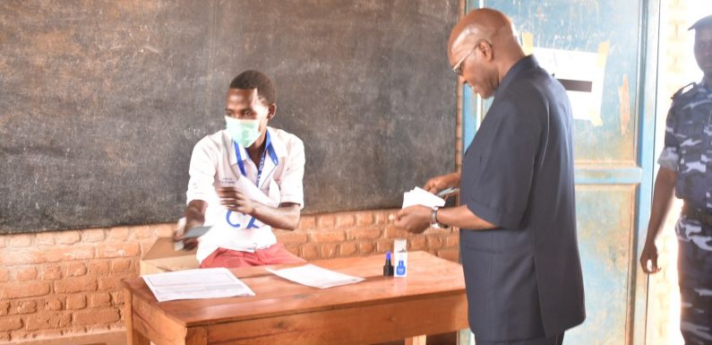 BURUNDI : NDABIRABE vote chez lui en colline RUVUMU, MATONGO / KAYANZA