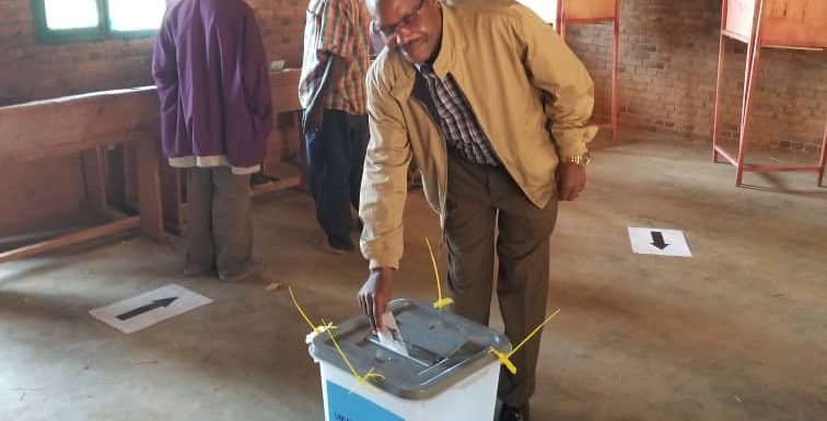BURUNDI : RUREMA vote chez lui en colline BUZIRAGUHINDWA / KAYANZA