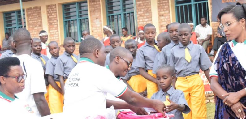 BURUNDI : La 1ERE DAME vient en aide aux élèves d’une école à NGOZI