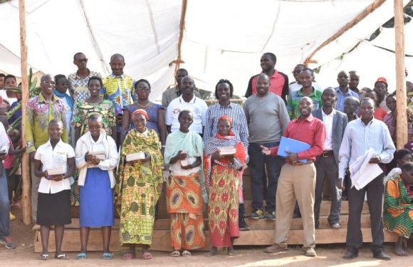 BURUNDI :  Don de NIYONSABA Francine à des étudiants de BWERU / RUYIGI