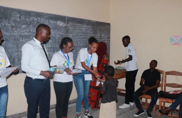 BURUNDI : BOLD GENERATION donne des cahiers à 58 élèves / BUJUMBURA