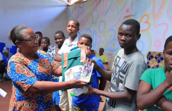 BURUNDI : Distribution du matériel scolaire en commune KANYOSHA, BUJUMBURA