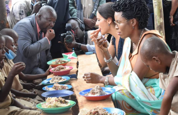 BURUNDI : Les enfants des cantines scolaires mangent locale / KIRUNDO