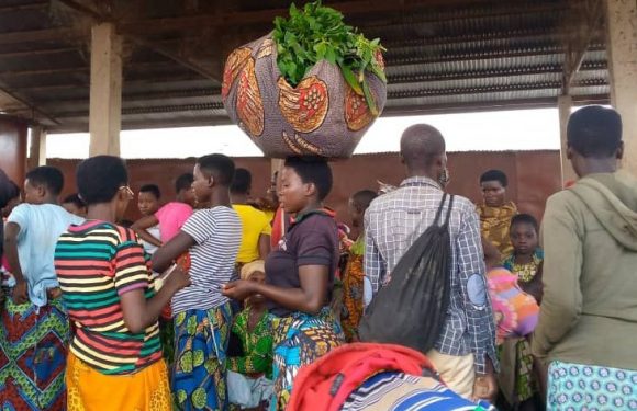 BURUNDI :  Mme HATUNGIMANA,  maraîchère et commerçante à MAKAMBA