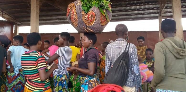 BURUNDI :  Mme HATUNGIMANA,  maraîchère et commerçante à MAKAMBA