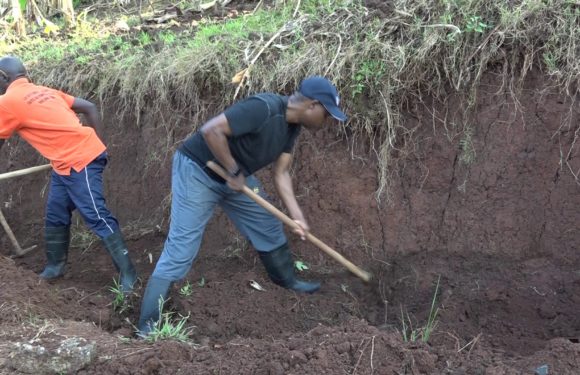 BURUNDI : TDC – Tracer un caniveau sur une route à ISARE / BUJUMBURA