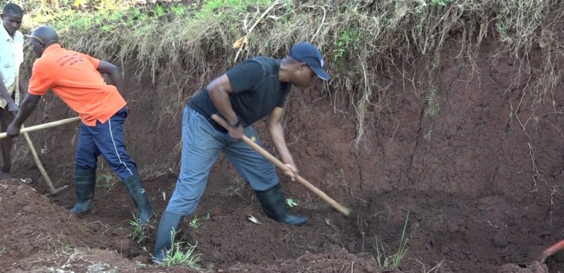 BURUNDI : TDC – Tracer un caniveau sur une route à ISARE / BUJUMBURA