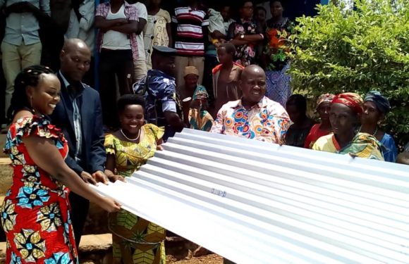 BURUNDI : Don de 200 tôles à 15 familles de KIRUNDO