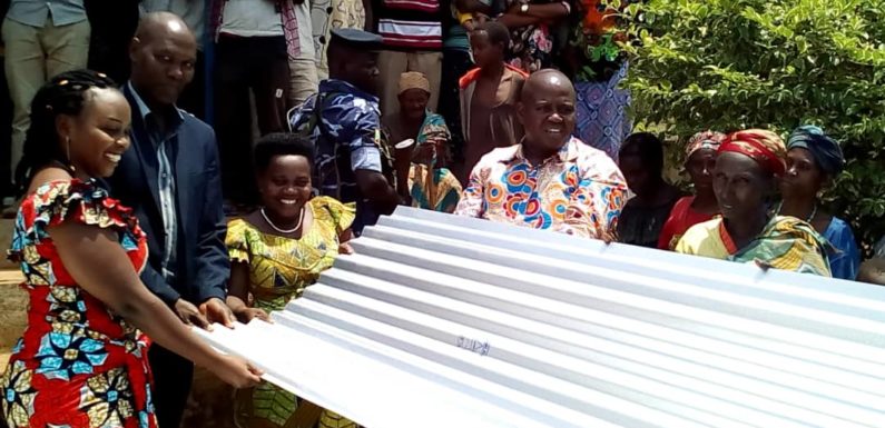 BURUNDI : Don de 200 tôles à 15 familles de KIRUNDO