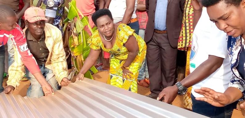 BURUNDI : Aide en tôles à 21 familles de RUGANIGWA / MUYINGA