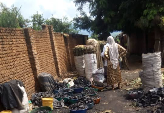 BURUNDI : Fabricante de CHARBON à KIRUNDO