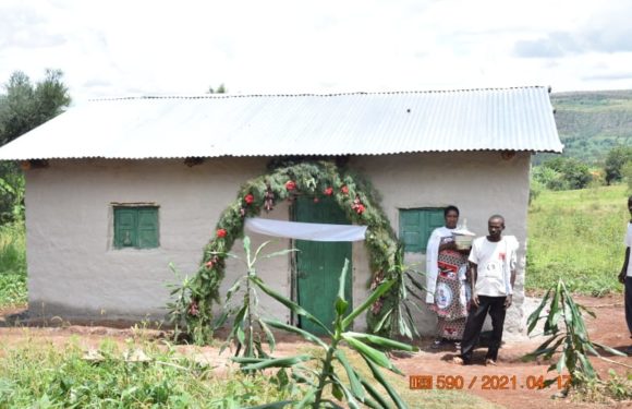 BURUNDI : Le CNDD-FDD SHOMBO remet 6 maisons à des nécessiteux / KARUSI
