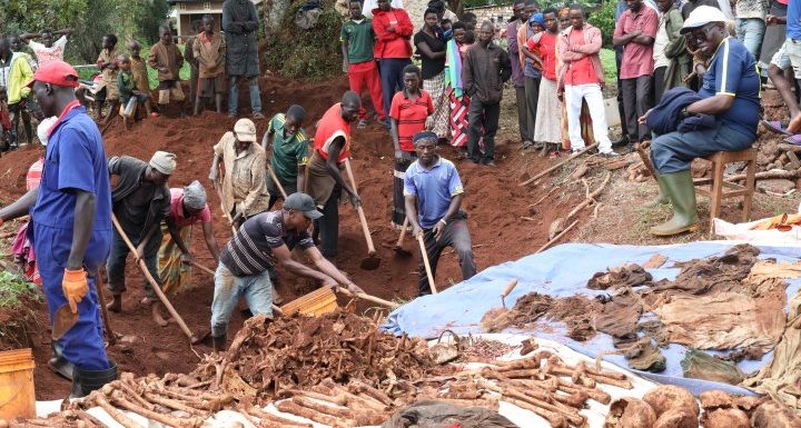 GENOCIDE CONTRE LES HUTU DU BURUNDI EN 1972 : 77 corps exhumés d’une fosse à BUHINYUZA / MUYINGA