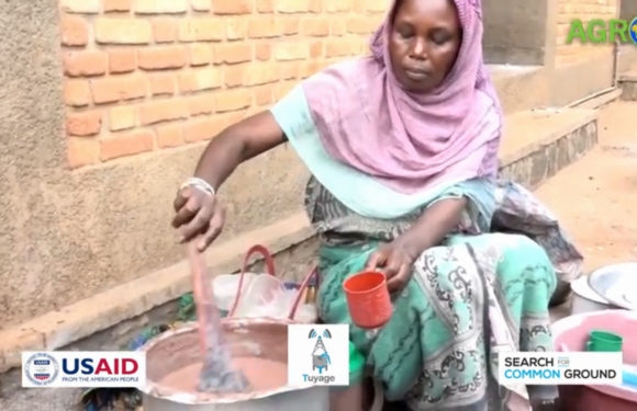 BURUNDI : SIBOMANA Chantal, vendeuse de bouillie à NYANZA-LAC / MAKAMBA