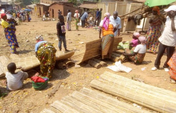BURUNDI : Les nattes en ficus, en feuilles de bananiers, ou papyrus / BUBANZA