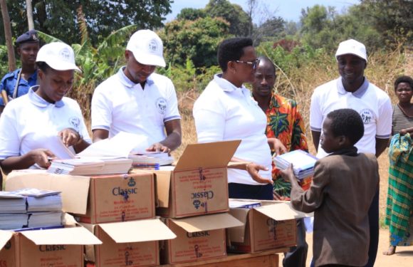 BURUNDI : Distribution de matériels scolaires aux familles paupérisées de BUTEZI / RUYIGI