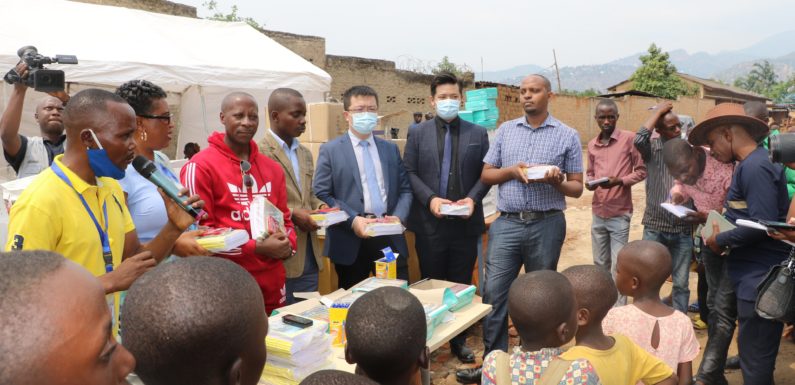 BURUNDI : Remise d’un don de kits scolaires à MUHA / BUJUMBURA