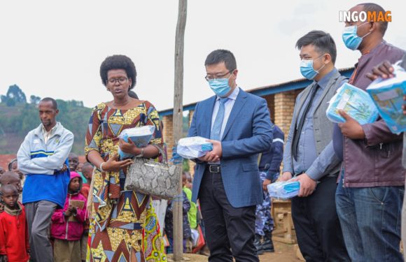 BURUNDI: Remise de 6.000 cahiers aux écoles comunales de MUGONGOMANGA / BUJUMBURA