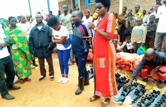 RESEAU BURUNDI 2000+ distribue des lapins et des houes à CANZIKIRO / KARUSI