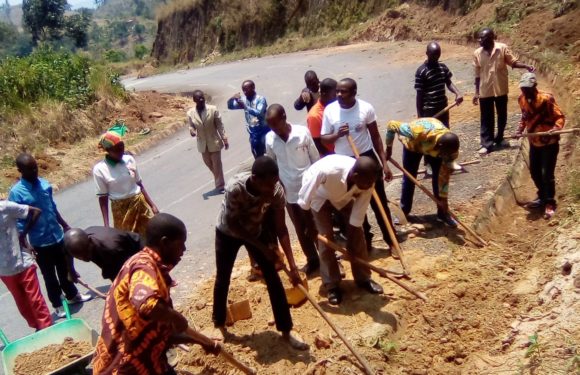 BURUNDI : TDC – curer les caniveaux sur la route RN9 à MUSIGATI / BUBANZA
