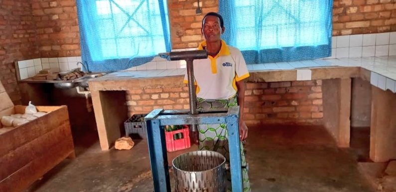 BURUNDI : AKAYAZWE vend vin d’ananas et farine pour bouillie à MUTAHO / GITEGA