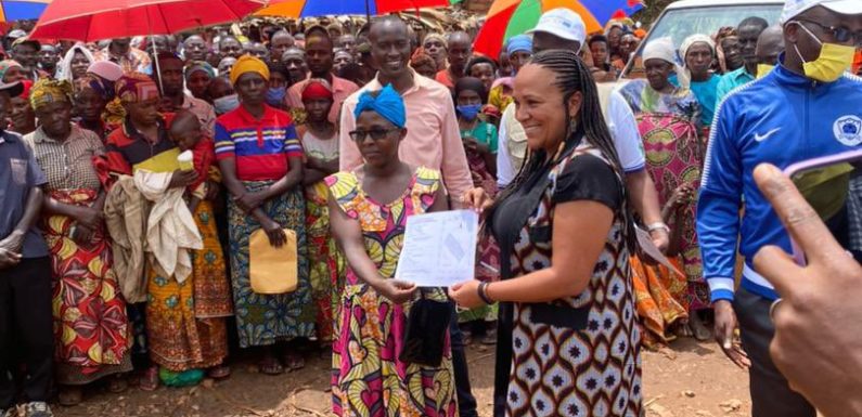 Burundi : Remise des 207 premiers certificats fonciers à ISARE / BUJUMBURA