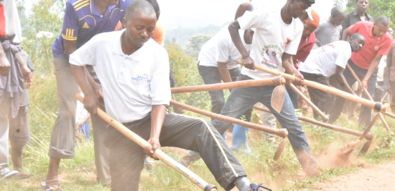 BURUNDI : TDC – Entretien des caniveaux de la route RN2 à MURAMVYA