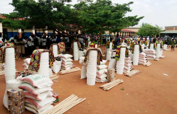 Burundi : La famille du 1er Ministre aide 300 familles paupérisées à KABEZI / BUJUMBURA