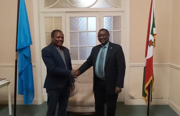 BuRuNDi  : Ambassadeur NTaHiRaJa Thérence recevait Ambassadeur RuHoMVYuMWoRo Pascal à Bruxelles