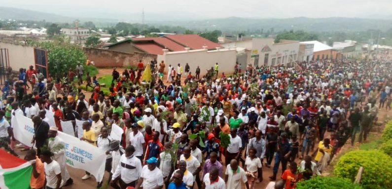 BuRuNDi : 3.000 citoyens marchent à MaKaMBa suite à la fin des sanctions UE – USA