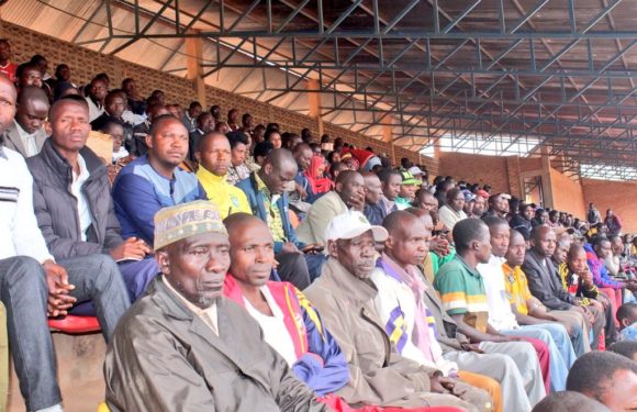 BuRuNDi : Conversation entre gouverneur et citoyens de la commune KaYaNZA