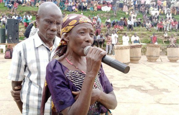 BuRuNDi : Le gouverneur discute avec les citoyens de la commune iSaRe / BuJuMBuRa
