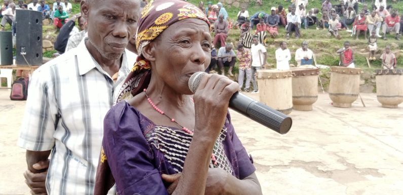 BuRuNDi : Le gouverneur discute avec les citoyens de la commune iSaRe / BuJuMBuRa