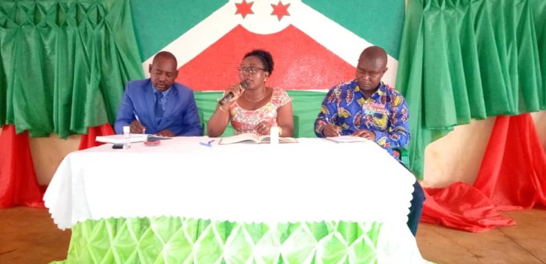 BuRuNDi : Conversation entre la gouverneure et les citoyens de la commune KiNYiNYa