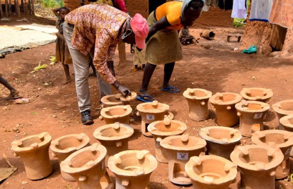 BuRuNDi-Italie : 24 potiers soutenus par AVSI fabriquent des foyers améliorés / KiRuNDo