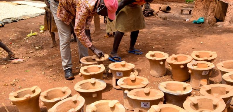 BuRuNDi-Italie : 24 potiers soutenus par AVSI fabriquent des foyers améliorés / KiRuNDo