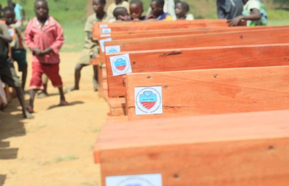 BuRuNDi : L’ ASVAV de la star NiYoNSaBa Francine offre 100 pupitres à une école / RuYiGi