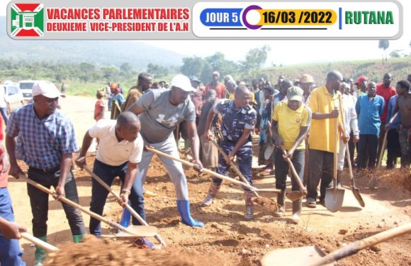 BuRuNDi : TDC – Boucher les nids de poules sur la route RN8 à BuKeMBa / RuTaNa