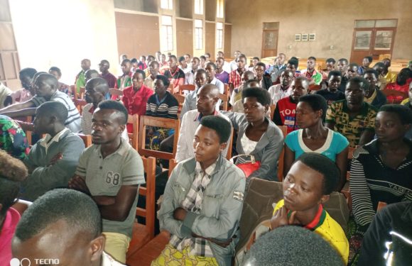 BuRuNDi : Le CNDD-FDD sensibilise les sans emplois de SoNGa / BuRuRi