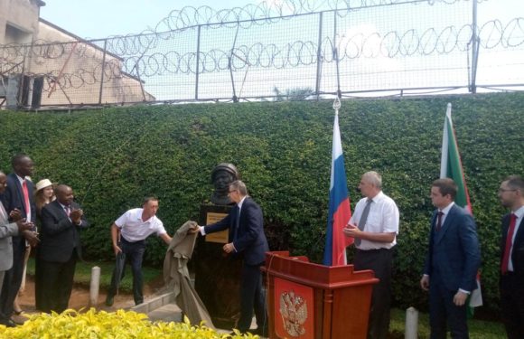 BuRuNDi / Russie : Monument de Youri GAGARINE,1er homme dans l’espace / BuJuMBura