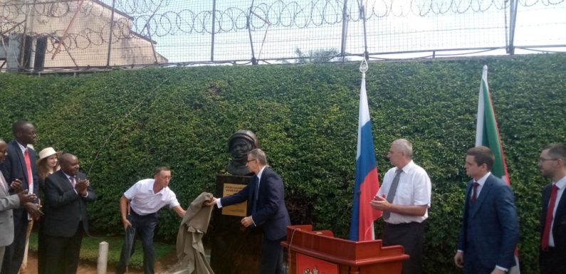 BuRuNDi / Russie : Monument de Youri GAGARINE,1er homme dans l’espace / BuJuMBura