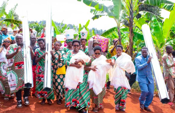 Burundi / CNDD-FDD : Les Abakenyererarugamba visitent une famille avec des triplés / Rutana