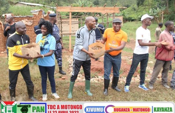 Burundi : TDC – Rassembler les matériaux pour les hangars du marché de Kivumu / Kayanza