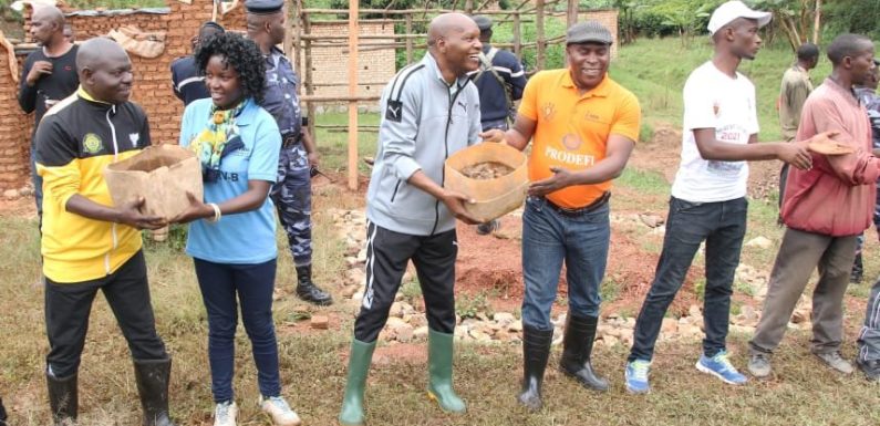 Burundi : TDC – Rassembler les matériaux pour les hangars du marché de Kivumu / Kayanza