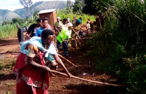 Burundi : TDC – Les Bakenyererarugamba CNDD-FDD remettent en état une route à Muresi / Makamba